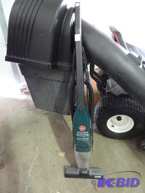 lot 87 image: Hoover Bagless Quik Broom...