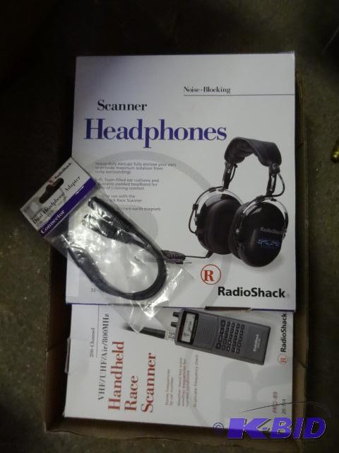 lot 89 image: Radio Shak Hand Held Race Scanner and Headpho...