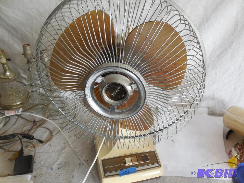 lot 101 image: 12" Oscillating fan...