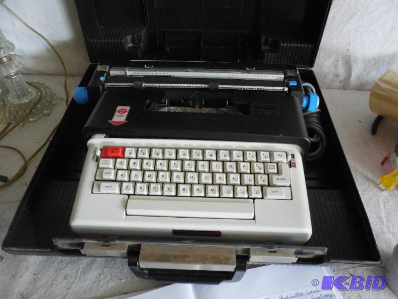 lot 103 image: Olivelli&nbspLettera 36 electric typewriter...