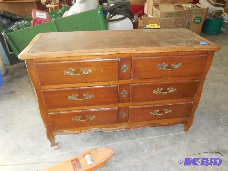 lot 111 image: Vintage 6 drawer dresser made of wood. Measur...