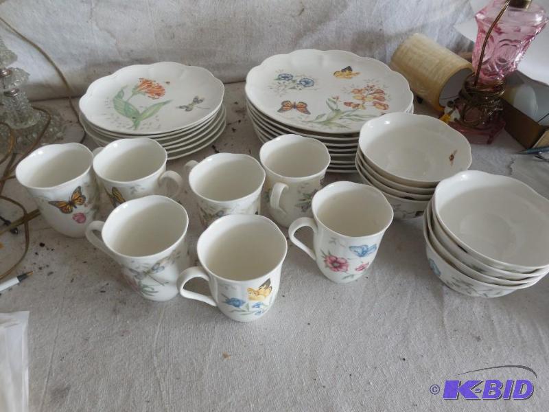 lot 114 image: Lenox Butterfly meadow dish set includes 8 la...