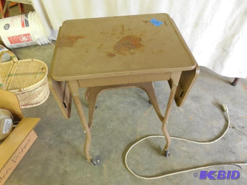 lot 127 image: Metal rolling table...