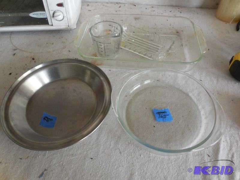 lot 165 image: Kitchen items including baking dish, pie pan...