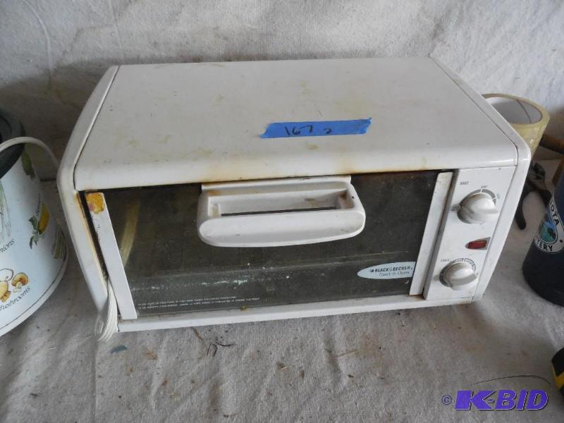 lot 167 image: Black and Decker Toast R Oven and a crock pot...