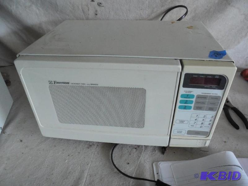 lot 28 image: Emerson Microwave, MW8665W...