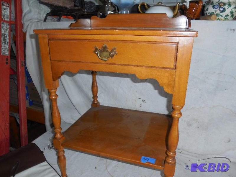 lot 30 image: Maple table 19 x 16 x 27...