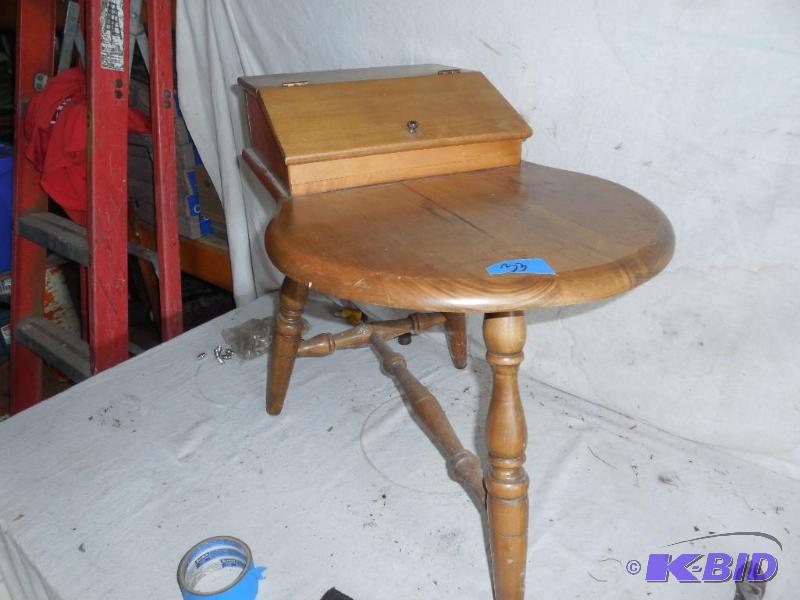 lot 33 image: Solid maple 3 leg table....