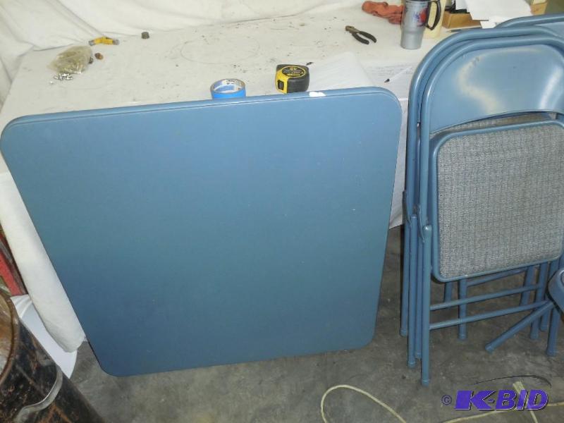 lot 34 image: Samsonite card table and 4 padded chairs....