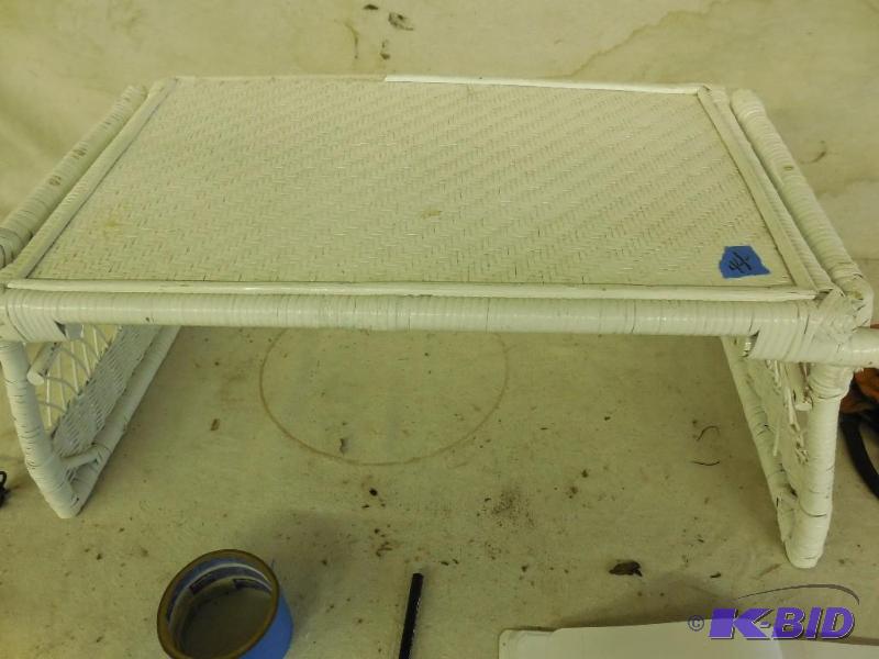 lot 44 image: Wicker collapsible t.v&nbspbed tray....