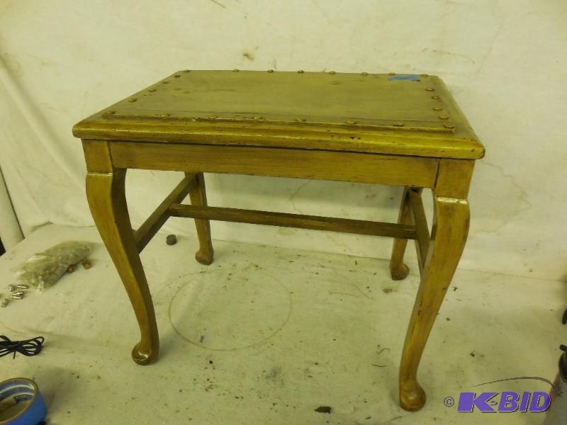 lot 45 image: Wood table 20 x 14 x 18...