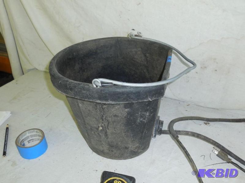 lot 7 image: Heated water feed bin...