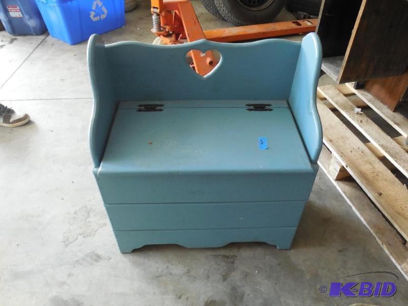 lot 73 image: Small Wood bench 24" x 26" x 13&quo...