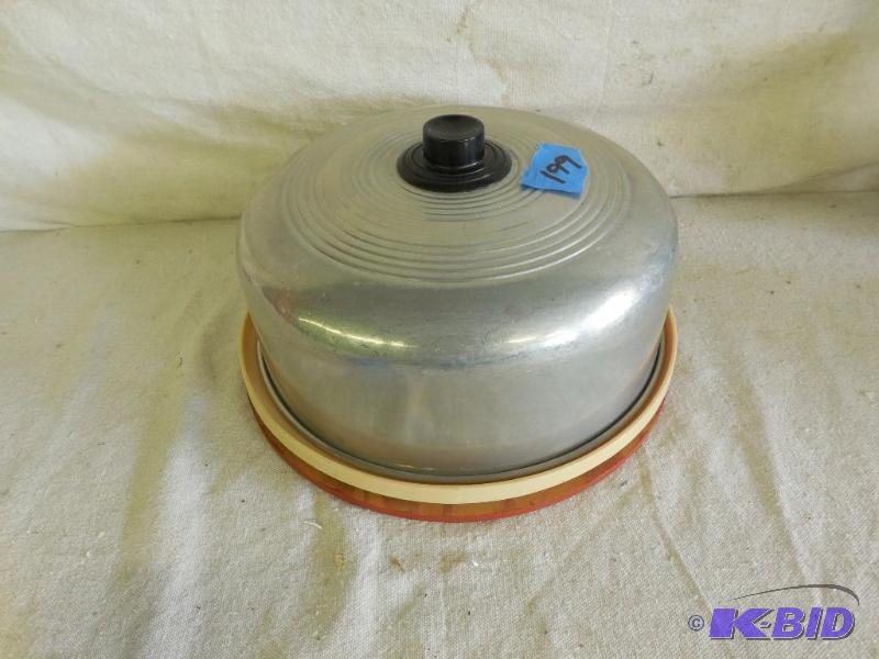 Rotating cake pan with cover...