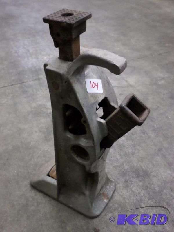 lot 104 image: Simplex Heavy Duty Aluminum Jack...