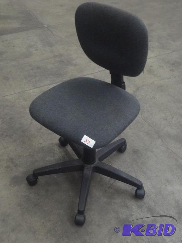 lot 37 image: Adjustable Rolling Office Chair...
