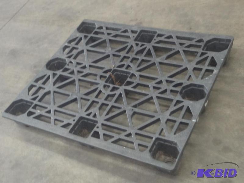 lot 38 image: Industrial Plastic Pallet With 2-Way Fork Poc...