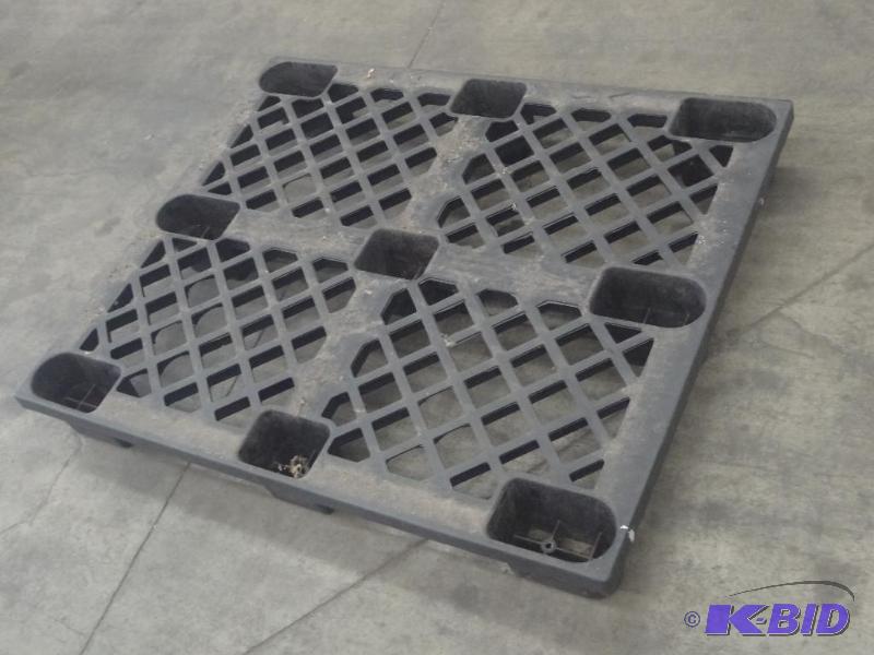 lot 39 image: Industrial Plastic Pallet With 2-Way Fork Poc...
