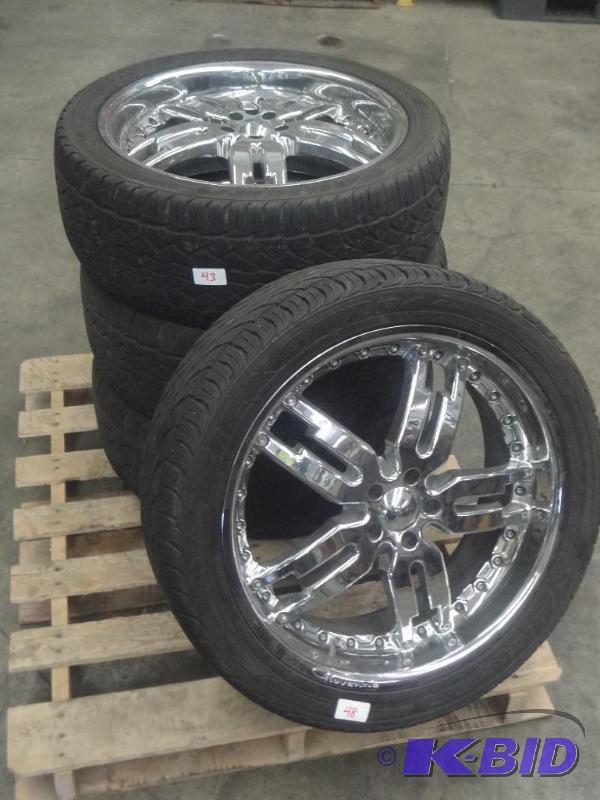 lot 48 image: (4) Giovanna 5-Lug 22" Chromed Rims With...