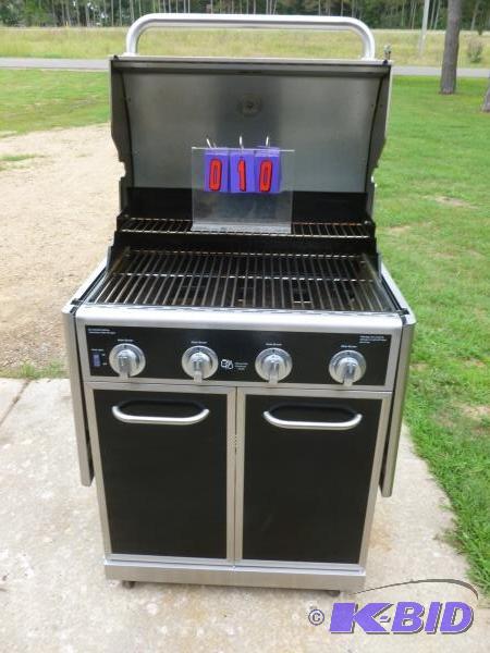 lot 10 image: Kenmore 4 burner stainless grill. Has extra w...