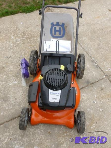 lot 11 image: Husquvarna 22" push lawn mower with bagg...