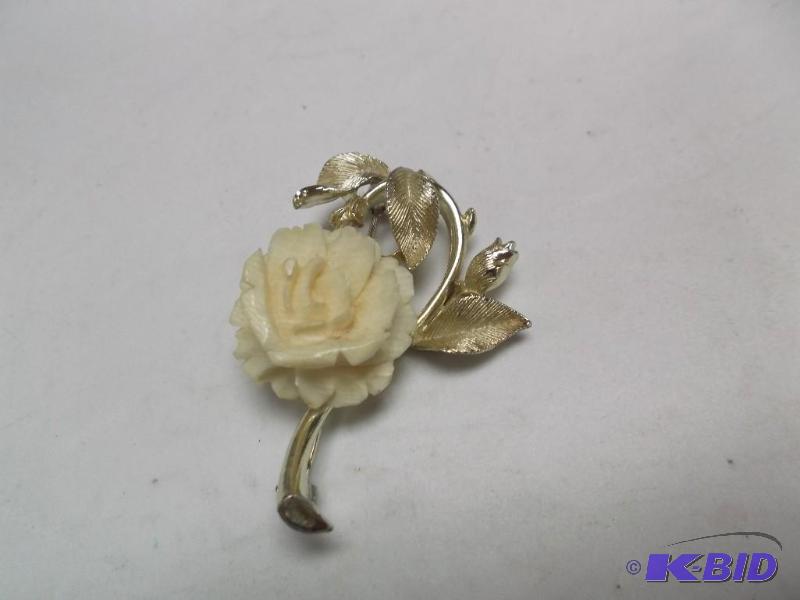 Gold Tone Flower Pin Brooch...