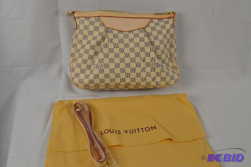 lot 2 image: Beautiful Replica Louis Vuitton Handbag