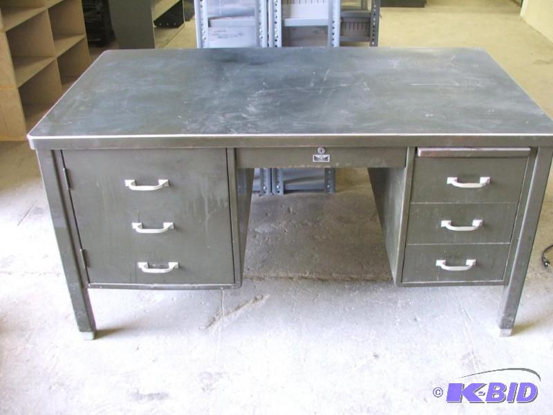 General Fireproofing metal desk, 34&quotx60&...