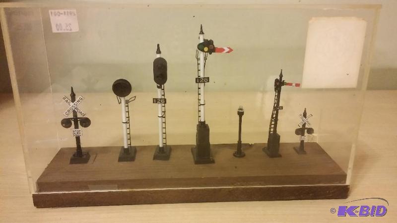 Vintage Railroad track crossing signals HO Sc...