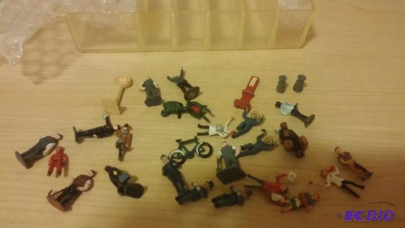 Large Lot of HO Scale people some metal...