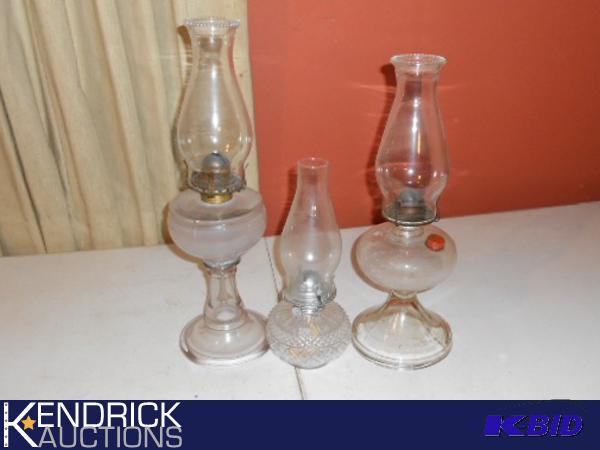 lot 117 image: Lot of vintage and Antique Glass Oil Lamps