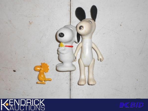 lot 137 image: Lot of Vintage Snoopy Dolls