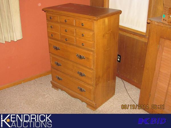lot 16 image: Mid Century 5 Drawer Wood Dresser