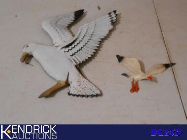 lot 174 image: Lot of 2 Metal Seagulls