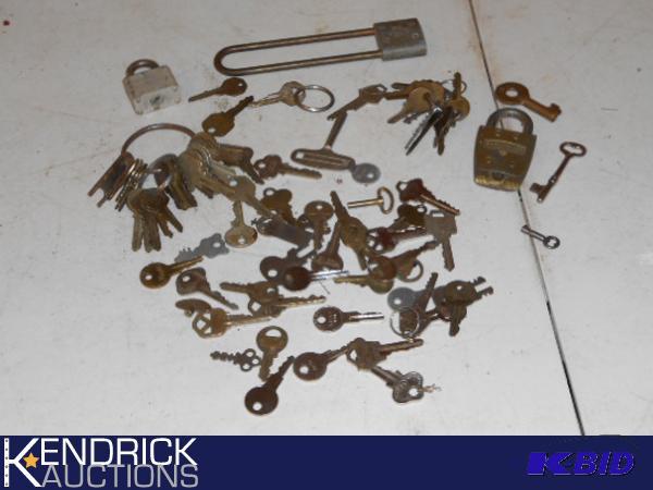 lot 184 image: Lot of Vintage Keys and Locks