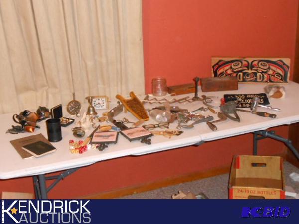 lot 186 image: Large Lot of Miscellaneous Vintage Collectibles