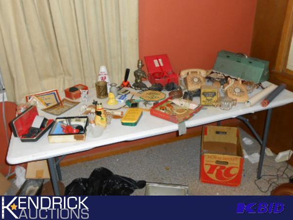 lot 187 image: Large Lot of Miscellaneous Vintage Collectibles