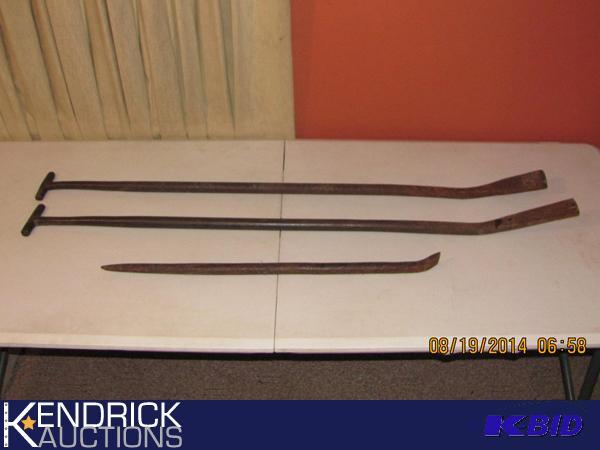 lot 19 image: Lot of 3 Large Crowbars