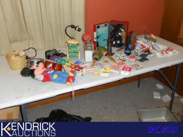 lot 191 image: Large Lot of Miscellaneous Vintage Collectibles