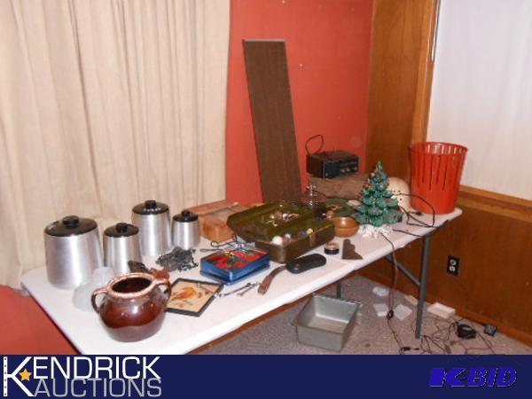 lot 206 image: Large Lot of Miscellaneous Vintage Collectibles