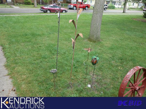 lot 212 image: Lot of Metal Lawn Stands and Ornaments