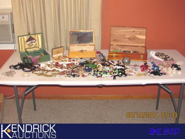 lot 22 image: Large of Costume Jewelry in Jewelry Boxes