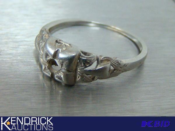 lot 226 image: 18K White Gold Womens Ring