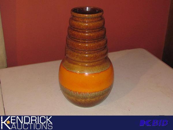 lot 25 image: Mid-Century W. Germany Lava Vase