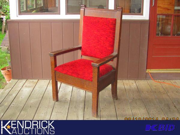 lot 3 image: Large Solid Oak Antique Kings Chair