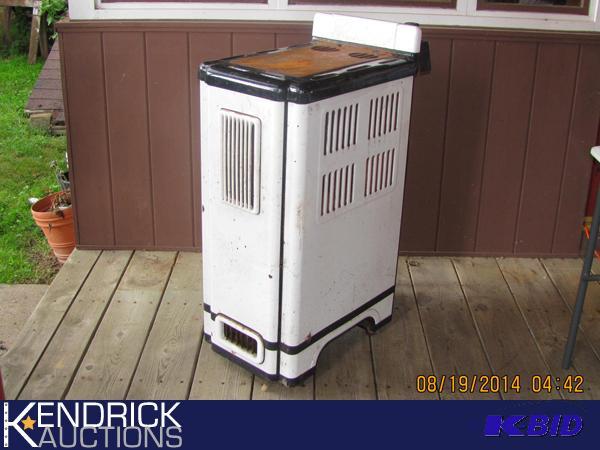 lot 4 image: Vintage Siegler Stove