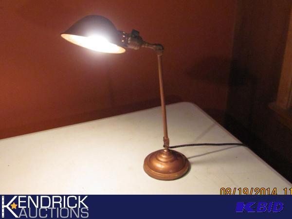 lot 40 image: Vintage Bryant Desk Lamp