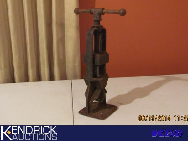 lot 41 image: Antique Cast Iron Pipe Vice