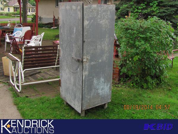 lot 7 image: Large Vintage Solid Steel Cabinet