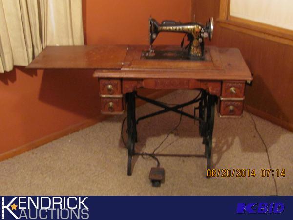 lot 74 image: Antique Singer Sewing Machine